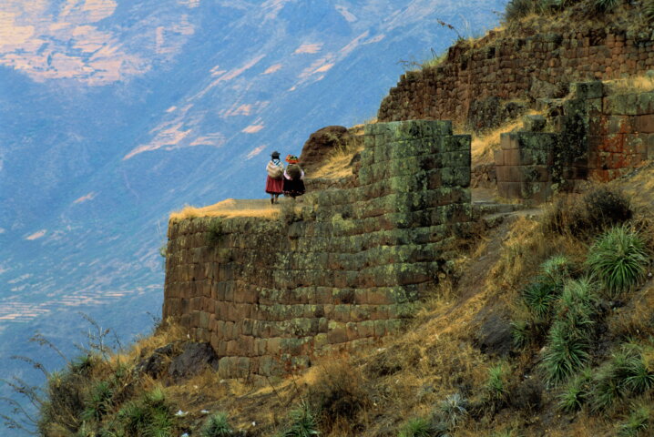 peru-cusco-urubamba-valley-pisac-women-walking